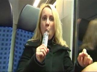 Немски уличница мастурбира и прецака на а влак