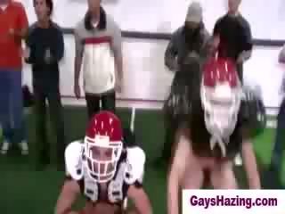 Hetro момчета направен към играя нудисти футбол от homos