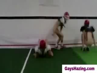 Hetro faceci zrobiony do grać nagie football przez homos