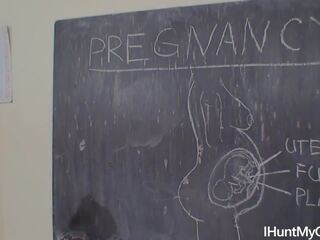 Mladý tehotné študent wanks ju pička v the trieda